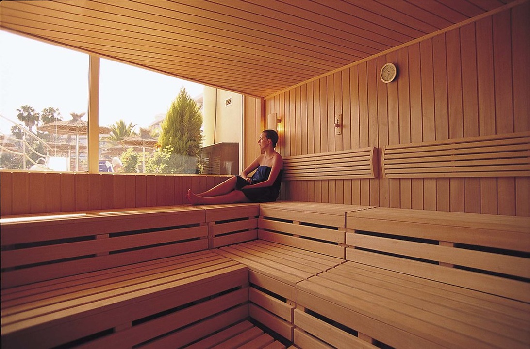 Eine hölzerne Sauna in einem Hotel-Spa, eine Annehmlichkeit, die dank effizienter Logistik im Hintergrund stets gepflegt werden kann.