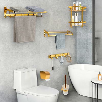 Goldene Badaccessoires-Serie in einem modern eingerichteten Badezimmer.